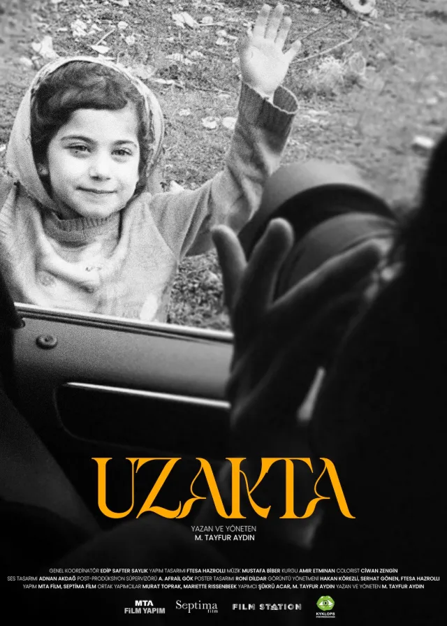 Uzakta Kapak Afişi